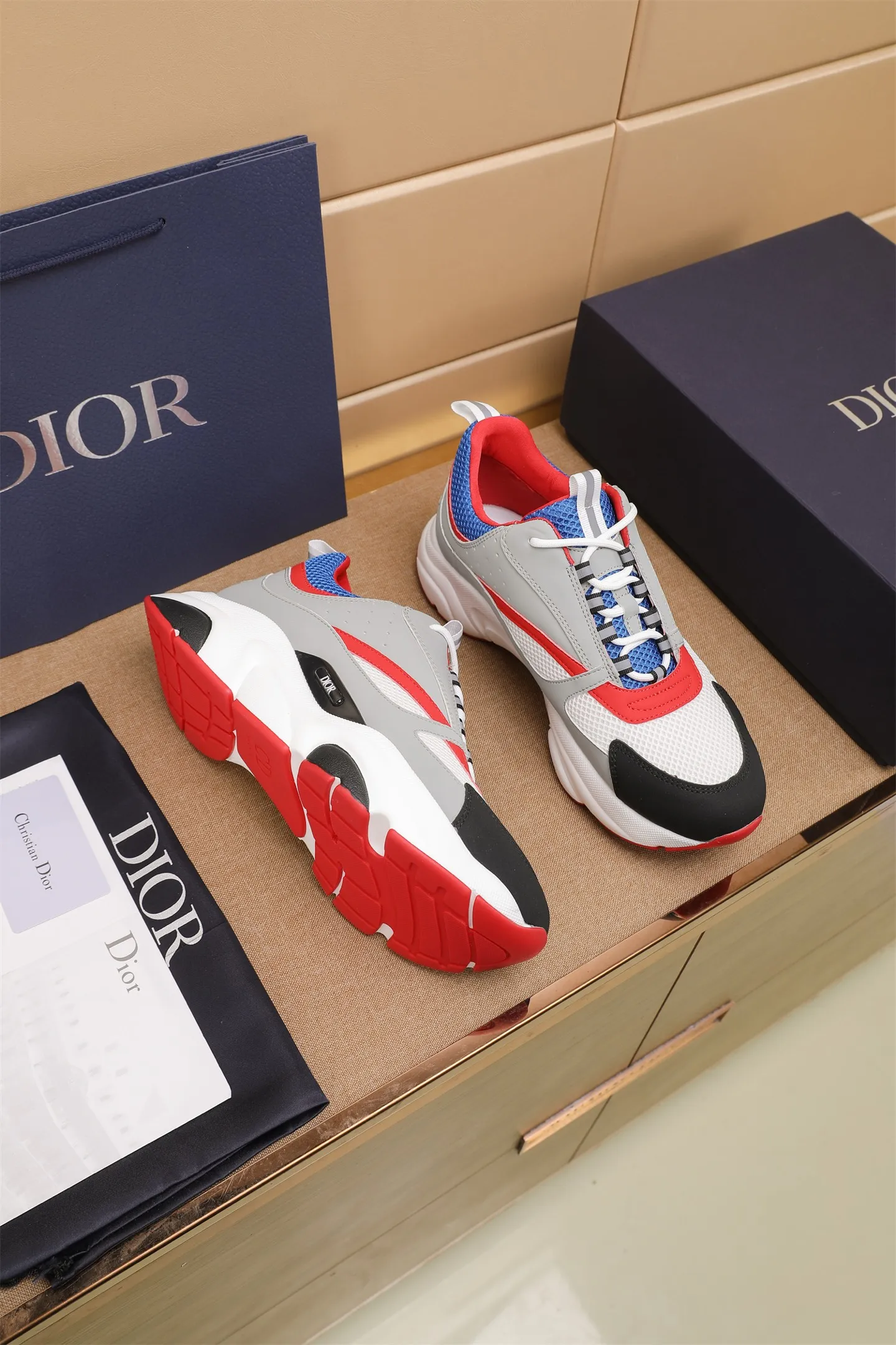 Factory price: 460💰Dior’s top version of D’s b22 men’s sports shoes. Inspired by retro running styles, the chunky low-top silhouette features gray calf leather and blue and white mesh fabric uppers, atop a black, white and blue engraved rubber sole. Nylon ribbon accents the blue mesh tongue and heel counter, and a "dio~" logo appears on the side. Pair it with a suit for a striking contrast and add a sportswear-chic edge to your look. The thick sole can be about 4cm~ Size: 38-45, [46, 47 customized]